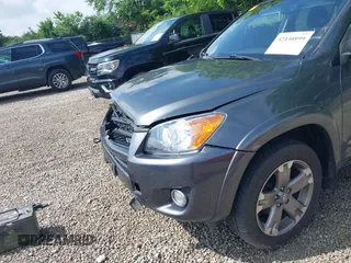 2012 Toyota RAV4 Sport z VIN JTMRK4DV9C5107828, wystawiony jako IAAI lot #42430899 z przebiegiem 109 768 mil mil oraz . Historia ofert i sprzedaży dostępna na DreamBid. Obrazek 19.