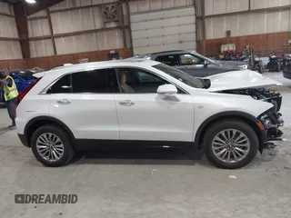 2024 Cadillac XT4 AWD Premium Luxury z VIN 1GYFZDR47RF206465, wystawiony jako IAAI lot #42562562 z przebiegiem 5 951 mil mil oraz . Historia ofert i sprzedaży dostępna na DreamBid. Obrazek 14.