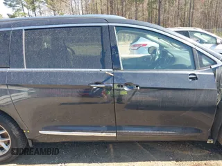2020 Chrysler Pacifica Touring L z VIN 2C4RC1BG4LR230598, wystawiony jako IAAI lot #41782052 z przebiegiem 184 093 mil mil oraz . Historia ofert i sprzedaży dostępna na DreamBid. Obrazek 13.