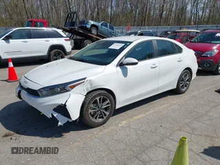 2024 Kia Forte LX z VIN 3KPF24AD6RE786274, wystawiony jako IAAI lot #42108741 z przebiegiem 5 923 mil mil oraz . Historia ofert i sprzedaży dostępna na DreamBid. Obrazek 2.