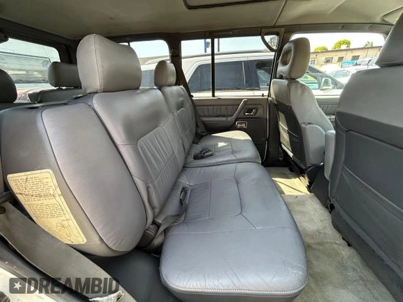 2000 Mitsubishi Montero z VIN JA4MR51R6YJ002305, wystawiony jako Copart lot #50263015 z przebiegiem 138 861 mil mil oraz Czysty tytuł • Clean title. Historia ofert i sprzedaży dostępna na DreamBid. Obrazek 6.