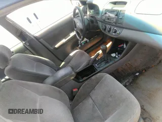 2003 Toyota Camry LE z VIN 4T1BF32K73U040558, wystawiony jako IAAI lot #42092091 z przebiegiem 179 949 mil mil oraz . Historia ofert i sprzedaży dostępna na DreamBid. Obrazek 5.
