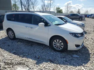 2017 Chrysler Pacifica Touring L z VIN 2C4RC1BG2HR846727, wystawiony jako Copart lot #55104615 z przebiegiem 152 855 mil mil oraz Czysty tytuł • Clean title. Historia ofert i sprzedaży dostępna na DreamBid. Obrazek 4.