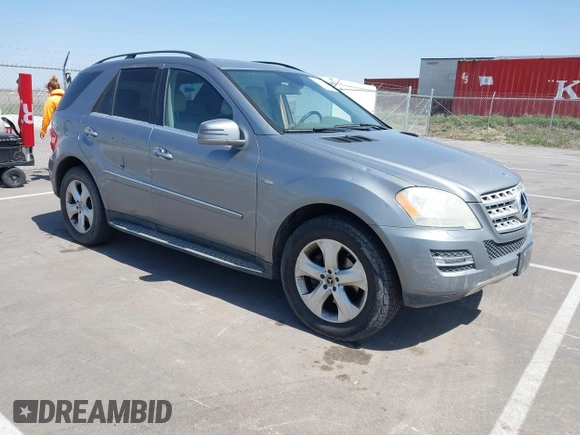 2011 Mercedes-Benz M ML 350 BlueTEC with VIN 4JGBB2FB8BA625553, listed as a IAAI auction lot 42063572 with 186,918 mi miles. Bid and sale history available at carsss.com. Image 1.