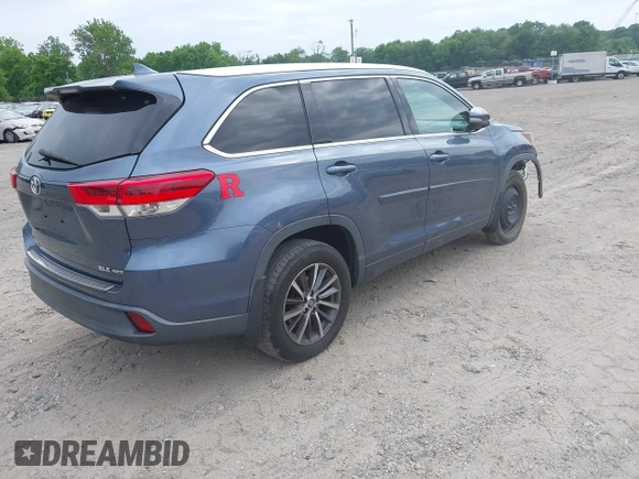 2018 Toyota Highlander SE z VIN 5TDJZRFHXJS879100, wystawiony jako IAAI lot #42461433 z przebiegiem 118 286 mil mil oraz . Historia ofert i sprzedaży dostępna na DreamBid. Obrazek 4.