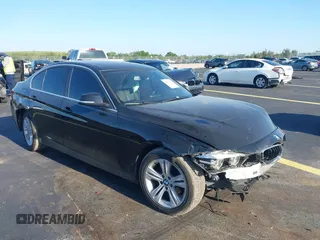 2018 BMW 3 Series 330i xDrive z VIN WBA8D9C53JA616383, wystawiony jako IAAI lot #42319253 z przebiegiem 89 297 mil mil oraz . Historia ofert i sprzedaży dostępna na DreamBid. Obrazek 1.