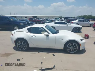 2021 Mazda MX-5 Miata Grand Touring z VIN JM1NDAM71M0457011, wystawiony jako IAAI lot #42427652 z przebiegiem 4 045 mil mil oraz . Historia ofert i sprzedaży dostępna na DreamBid. Obrazek 14.