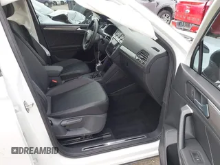 2024 Volkswagen Tiguan SE R-Line Black z VIN 3VVCB7AX7RM112446, wystawiony jako IAAI lot #41229232 z przebiegiem 6 685 mil mil oraz . Historia ofert i sprzedaży dostępna na DreamBid. Obrazek 5.
