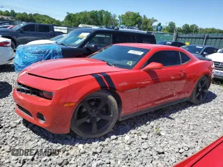 2013 Chevrolet Camaro LS z VIN 2G1FE1E32D9207577, wystawiony jako Copart lot #57692525 z przebiegiem 89 453 mil mil oraz Czysty tytuł • Clean title. Historia ofert i sprzedaży dostępna na DreamBid. Obrazek 1.