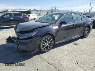 2025 Toyota Camry LE z VIN 4T1DAACK8SU101697, wystawiony jako Copart lot #47858965 z przebiegiem 8 897 mil mil oraz Szkoda całkowita • Salvage title. Historia ofert i sprzedaży dostępna na DreamBid. Obrazek 1.