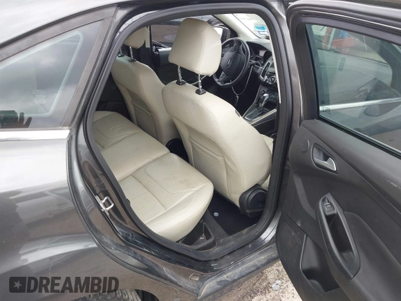 2016 Ford Focus Titanium z VIN 1FADP3J21GL260145, wystawiony jako IAAI lot #42137319 z przebiegiem 131 835 mil mil oraz . Historia ofert i sprzedaży dostępna na DreamBid. Obrazek 8.