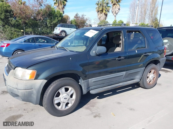 2004 Ford Escape XLT with VIN 1FMCU03184DA00828, listed as a IAAI auction lot 42021621 with 164,667 mi miles. Bid and sale history available at carsss.com. Image 2.