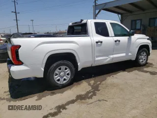 2022 Toyota Tundra SR z VIN 5TFKB5AA3NX013623, wystawiony jako Copart lot #56168634 z przebiegiem 3 038 mil mil oraz Szkoda całkowita • Salvage title. Historia ofert i sprzedaży dostępna na DreamBid. Obrazek 3.