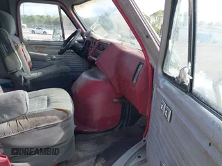 1983 Chevrolet Chevy Van z VIN 1GCEG25H7D7170543, wystawiony jako IAAI lot #41955600 z przebiegiem 49 027 mil mil oraz . Historia ofert i sprzedaży dostępna na DreamBid. Obrazek 5.