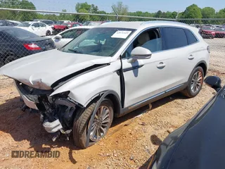 2020 Lincoln Nautilus Standard z VIN 2LMPJ8J99LBL00372, wystawiony jako IAAI lot #42071449 z przebiegiem Nie podano mil oraz . Historia ofert i sprzedaży dostępna na DreamBid. Obrazek 2.