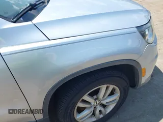 2013 Volkswagen Tiguan SE z VIN WVGAV3AX4DW579821, wystawiony jako IAAI lot #42495336 z przebiegiem 139 595 mil mil oraz . Historia ofert i sprzedaży dostępna na DreamBid. Obrazek 6.