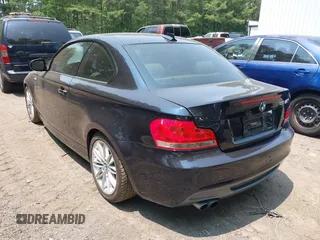 2013 BMW 1 Series 128i z VIN WBAUP7C56DVP24536, wystawiony jako IAAI lot #42423078 z przebiegiem 74 874 mil mil oraz . Historia ofert i sprzedaży dostępna na DreamBid. Obrazek 3.