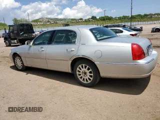 2006 Lincoln Town Car Signature z VIN 1LNHM81W86Y651116, wystawiony jako Copart lot #57908765 z przebiegiem 170 692 mil mil oraz Tytuł czysty. Historia ofert i sprzedaży dostępna na DreamBid. Obrazek 2.