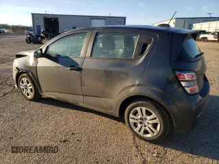 2020 Chevrolet Sonic LT z VIN 1G1JG6SB0L4117942, wystawiony jako Copart lot #45211285 z przebiegiem 88 597 mil mil oraz Szkoda całkowita • Salvage title. Historia ofert i sprzedaży dostępna na DreamBid. Obrazek 2.