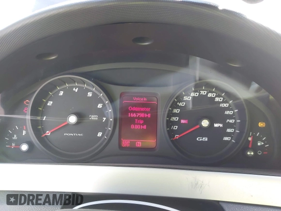 2008 Pontiac G8 z VIN 6G2ER57798L988697, wystawiony jako IAAI lot #41690384 z przebiegiem 166 798 mil mil oraz . Historia ofert i sprzedaży dostępna na DreamBid. Obrazek 7.