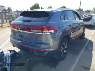2024 Volkswagen Atlas SE z VIN 1V2LE2CA5RC225216, wystawiony jako IAAI lot #42156315 z przebiegiem 29 742 mil mil oraz . Historia ofert i sprzedaży dostępna na DreamBid. Obrazek 4.