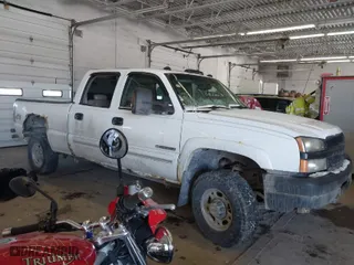 2003 Chevrolet Silverado 2500HD LT3 with VIN 1GCHK23G83F117215, listed as a IAAI auction lot 41366957 with 225,907 mi miles. Bid and sale history available at carsss.com. Image 1.