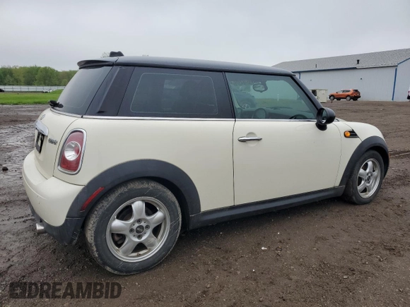 2011 MINI Hardtop z VIN WMWSU3C56BT096298, wystawiony jako Copart lot #55764375 z przebiegiem 141 499 mil mil oraz Szkody całkowita. Historia ofert i sprzedaży dostępna na DreamBid. Obrazek 3.