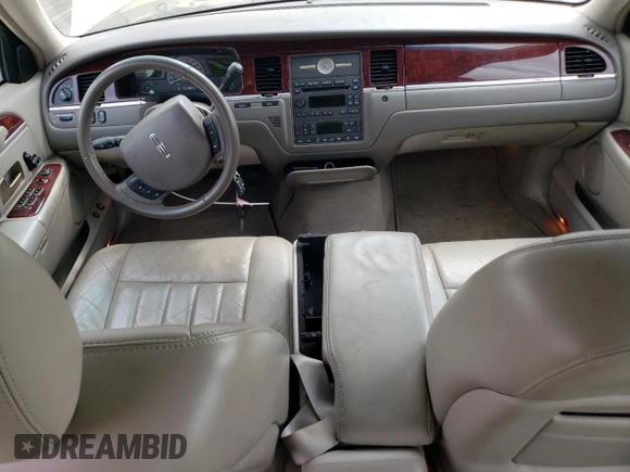 2005 Lincoln Town Car Signature z VIN 1LNHM81W25Y666645, wystawiony jako Copart lot #56103945 z przebiegiem 168 883 mil mil oraz Czysty tytuł • Clean title. Historia ofert i sprzedaży dostępna na DreamBid. Obrazek 8.