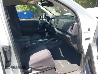 2023 Nissan Frontier S z VIN 1N6ED1CL8PN662408, wystawiony jako IAAI lot #42273671 z przebiegiem 23 955 mil mil oraz . Historia ofert i sprzedaży dostępna na DreamBid. Obrazek 5.