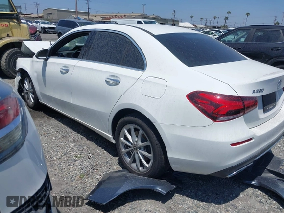 2019 Mercedes-Benz A 220 z VIN WDD3G4EB7KW022688, wystawiony jako IAAI lot #42023919 z przebiegiem 59 968 mil mil oraz . Historia ofert i sprzedaży dostępna na DreamBid. Obrazek 3.