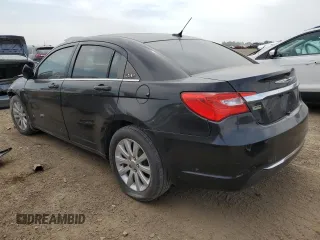 2013 Chrysler 200 Touring z VIN 1C3CCBBG7DN608198, wystawiony jako Copart lot #59193085 z przebiegiem 152 026 mil mil oraz Szkoda całkowita • Salvage title. Historia ofert i sprzedaży dostępna na DreamBid. Obrazek 2.