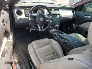 2012 Ford Mustang Premium z VIN 1ZVBP8AM4C5284032, wystawiony jako Copart lot #62140355 z przebiegiem 176 640 mil mil oraz Szkoda całkowita • Salvage title. Historia ofert i sprzedaży dostępna na DreamBid. Obrazek 8.