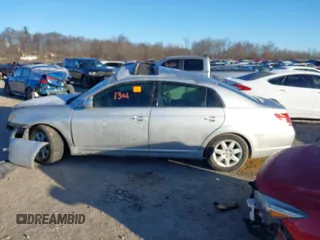 2005 Toyota Avalon XL z VIN 4T1BK36B75U058972, wystawiony jako IAAI lot #41401301 z przebiegiem 155 490 mil mil oraz . Historia ofert i sprzedaży dostępna na DreamBid. Obrazek 13.