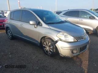 2009 Nissan Versa S с VIN 3N1BC13E29L359513, выставлен на аукционе IAAI как лот 42563391 с пробегом 223 318 миль миль и . История ставок и продаж доступна на DreamBid. Изображение 1.