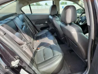 2014 Chevrolet Cruze 2LT z VIN 1G1PE5SB5E7120878, wystawiony jako Copart lot #58624755 z przebiegiem 121 644 mil mil oraz Szkoda całkowita • Salvage title. Historia ofert i sprzedaży dostępna na DreamBid. Obrazek 10.