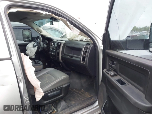 2017 Ram 2500 Tradesman z VIN 3C6UR5CL3HG529578, wystawiony jako IAAI lot #41992645 z przebiegiem 144 117 mil mil oraz . Historia ofert i sprzedaży dostępna na DreamBid. Obrazek 5.