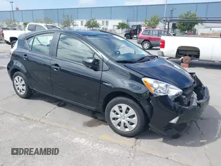 2014 Toyota Prius One z VIN JTDKDTB33E1569335, wystawiony jako IAAI lot #42483772 z przebiegiem Nie podano mil oraz . Historia ofert i sprzedaży dostępna na DreamBid. Obrazek 1.