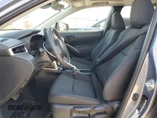 2023 Toyota Corolla Cross LE z VIN 7MUBAABG8PV045934, wystawiony jako Copart lot #52174075 z przebiegiem 11 378 mil mil oraz Szkody całkowita. Historia ofert i sprzedaży dostępna na DreamBid. Obrazek 7.