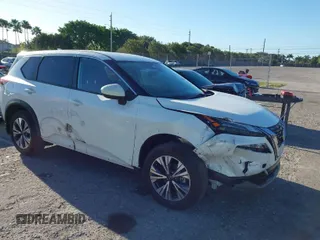2023 Nissan Rogue SV z VIN JN8BT3BA3PW437865, wystawiony jako IAAI lot #41834250 z przebiegiem 8 725 mil mil oraz . Historia ofert i sprzedaży dostępna na DreamBid. Obrazek 1.