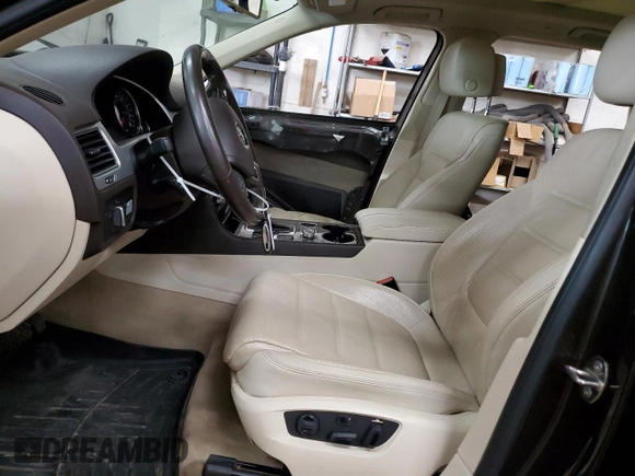 2016 Volkswagen Touareg Sport z VIN WVGEP9BPXGD006774, wystawiony jako Copart lot #56045495 z przebiegiem 85 695 mil mil oraz Szkoda całkowita • Salvage title. Historia ofert i sprzedaży dostępna na DreamBid. Obrazek 7.