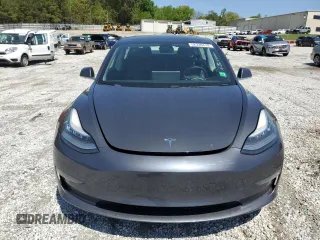 2019 Tesla Model 3 Mid Range z VIN 5YJ3E1EA7KF397524, wystawiony jako Copart lot #52696585 z przebiegiem 82 995 mil mil oraz Szkoda całkowita • Salvage title. Historia ofert i sprzedaży dostępna na DreamBid. Obrazek 5.