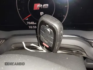2021 Audi R8 z VIN WUAKBAFX3M7900923, wystawiony jako IAAI lot #41248773 z przebiegiem 7 048 mil mil oraz . Historia ofert i sprzedaży dostępna na DreamBid. Obrazek 11.