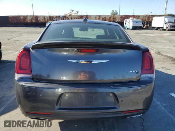 2020 Chrysler 300 S z VIN 2C3CCABG3LH158907, wystawiony jako Copart lot #49107695 z przebiegiem 70 204 mil mil oraz Szkody całkowita. Historia ofert i sprzedaży dostępna na DreamBid. Obrazek 6.