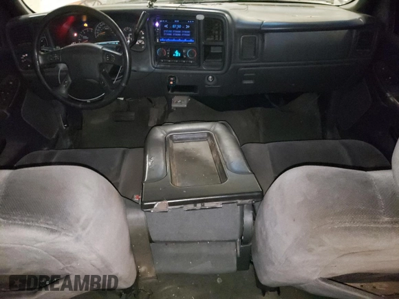 2005 GMC Sierra 2500HD SLT z VIN 1GTHK23275F945912, wystawiony jako Copart lot #84298424 z przebiegiem 241 490 mil mil oraz Szkoda całkowita • Salvage title. Historia ofert i sprzedaży dostępna na DreamBid. Obrazek 8.