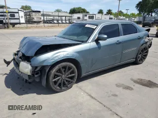 2005 Chrysler 300 Touring z VIN 2C3JA53G95H131247, wystawiony jako Copart lot #57250065 z przebiegiem 156 669 mil mil oraz Szkoda całkowita • Salvage title. Historia ofert i sprzedaży dostępna na DreamBid. Obrazek 1.