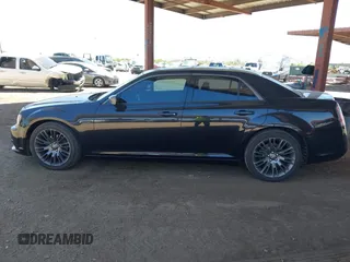 2013 Chrysler 300 C John Varvatos Limited Edition z VIN 2C3CCADG0DH698178, wystawiony jako IAAI lot #42250508 z przebiegiem 182 151 mil mil oraz . Historia ofert i sprzedaży dostępna na DreamBid. Obrazek 14.