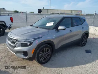 2021 Kia Seltos LX z VIN KNDEPCAAXM7136028, wystawiony jako IAAI lot #42070236 z przebiegiem 87 681 mil mil oraz . Historia ofert i sprzedaży dostępna na DreamBid. Obrazek 2.