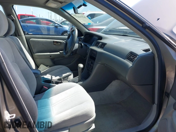 1998 Toyota Camry LE z VIN 4T1BG22K8WU216321, wystawiony jako IAAI lot #42316977 z przebiegiem 227 166 mil mil oraz . Historia ofert i sprzedaży dostępna na DreamBid. Obrazek 5.