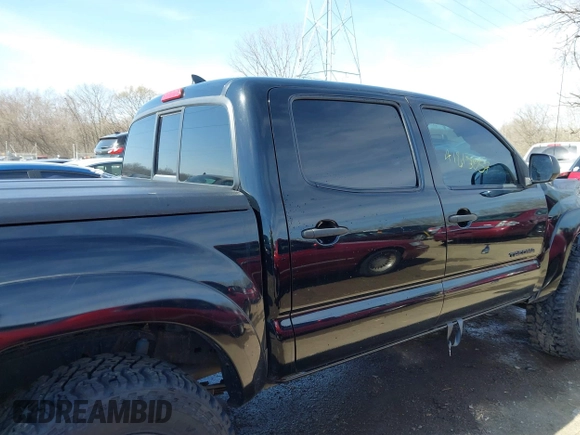 2015 Toyota Tacoma z VIN 5TFLU4EN6FX123489, wystawiony jako IAAI lot #41813057 z przebiegiem 104 828 mil mil oraz . Historia ofert i sprzedaży dostępna na DreamBid. Obrazek 13.