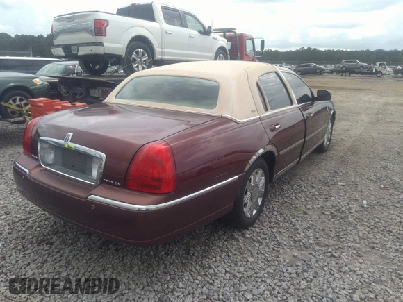 2003 Lincoln Town Car Cartier z VIN 1LNHM83W33Y631168, wystawiony jako IAAI lot #42333306 z przebiegiem 248 272 mil mil oraz . Historia ofert i sprzedaży dostępna na DreamBid. Obrazek 4.